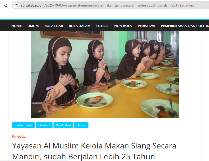 Siswa sedang melaksanakan makan siang